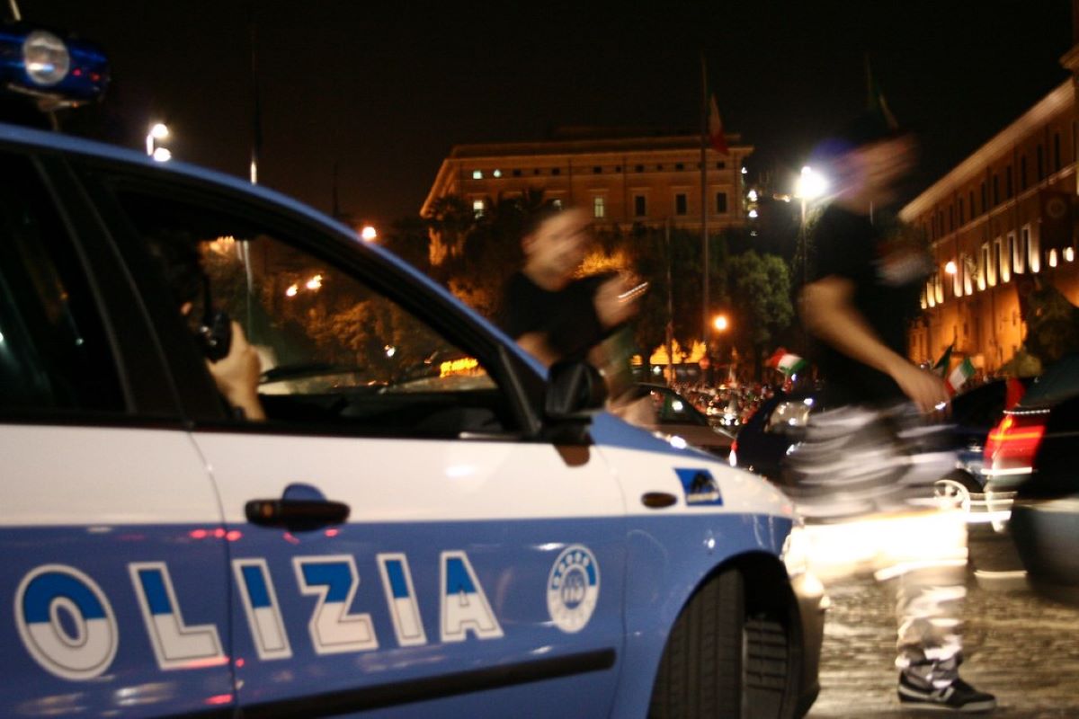 https://static.open.online/wp-content/uploads/2025/09/polizia_notte.jpg