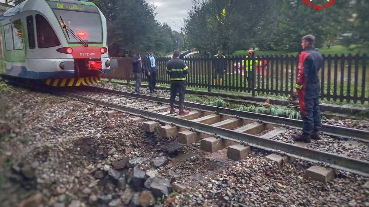 treno ferrovia voragine