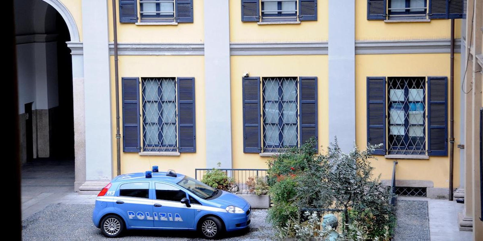 agenti polziotti arresti da film inseguimenti inventati indagine milano
