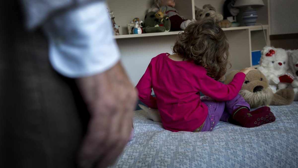 abusi sessuali figli madre comppagno arrestati palermo