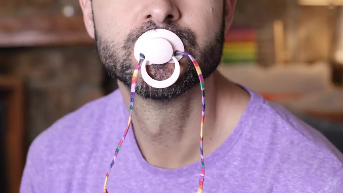 https://static.open.online/wp-content/uploads/2025/10/adult_pacifier.jpg