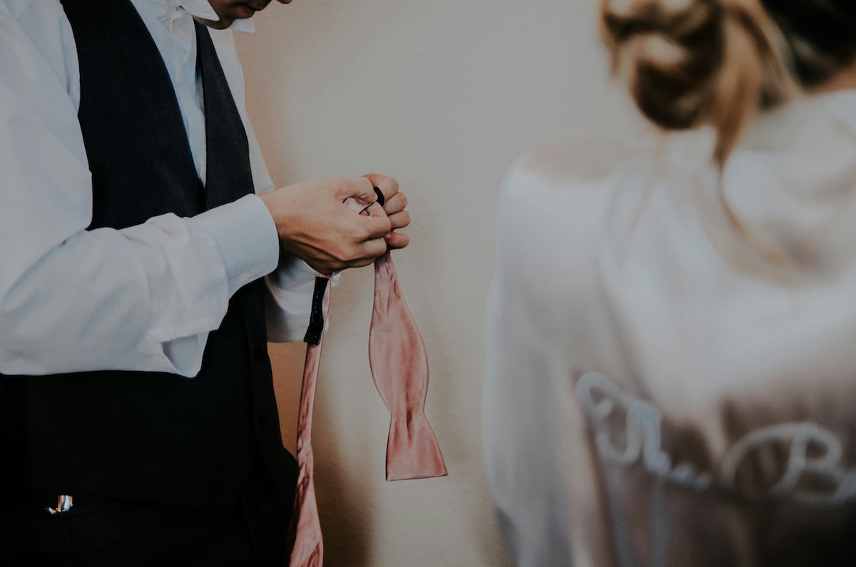 https://static.open.online/wp-content/uploads/2025/10/alghero-sposo-tradisce-sposa.jpg
