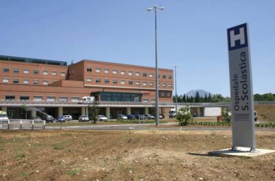 anziano ospedale abbandonato barella morto cassino