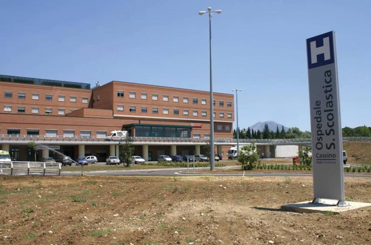 anziano ospedale abbandonato barella morto cassino