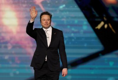 elon musk 500 miliardi patrimonio forbes trilione