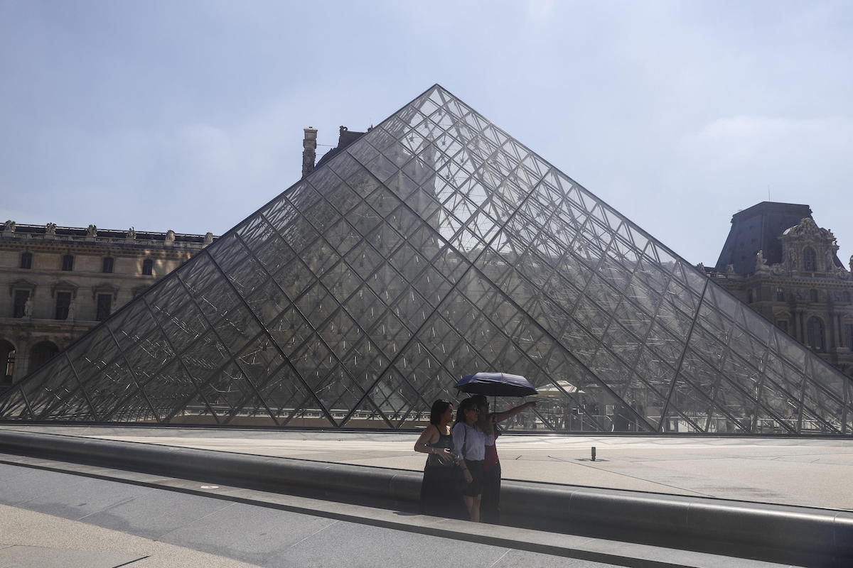 https://static.open.online/wp-content/uploads/2025/10/furto-louvre.jpg