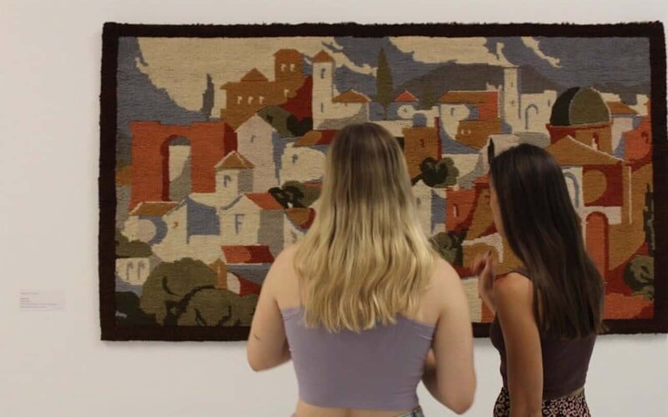 Gente a una mostra a Granada