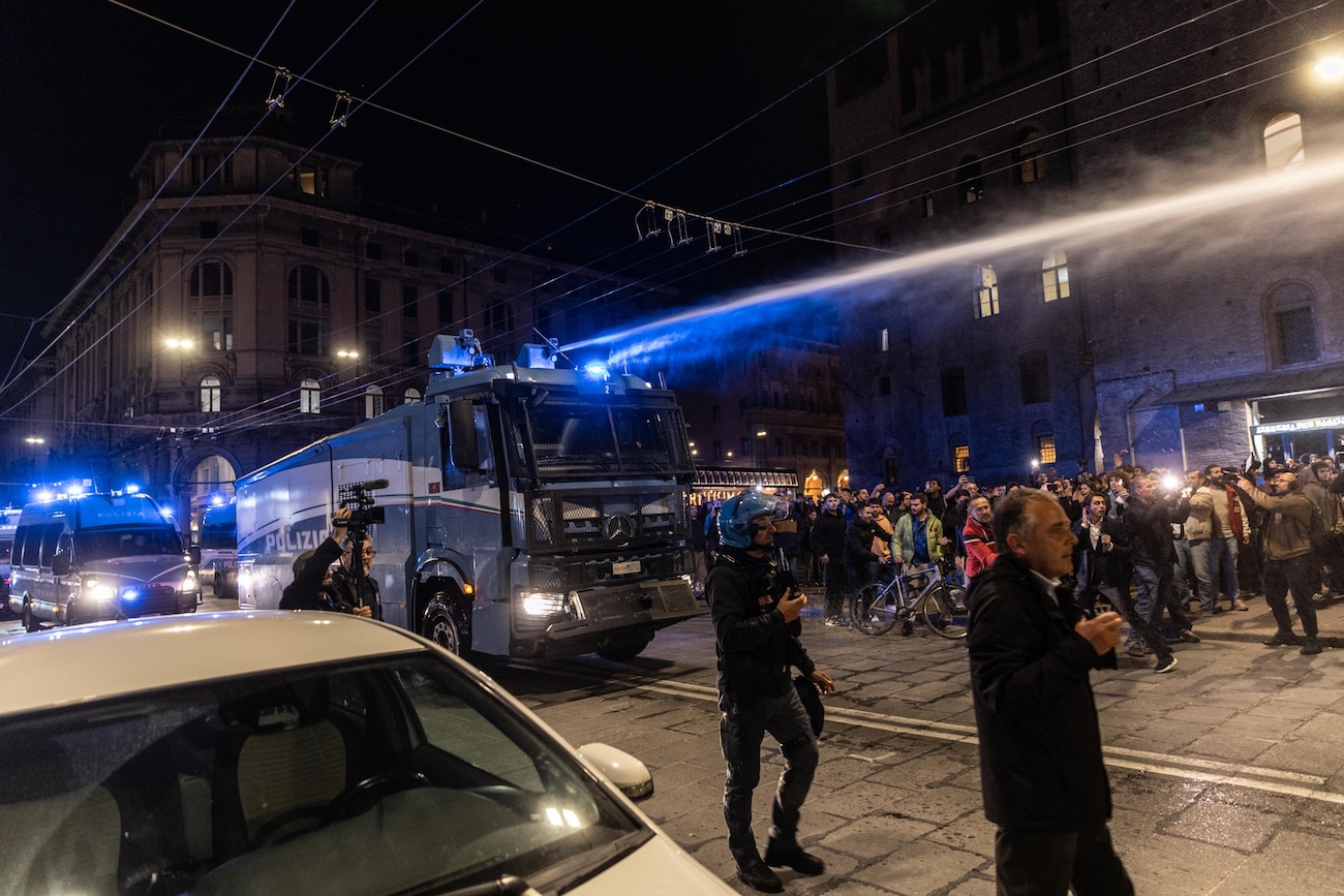 Idranti contro manifestanti ProPal a Bologna