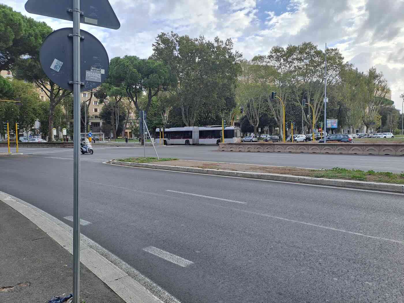 https://static.open.online/wp-content/uploads/2025/10/incidente-roma.jpeg