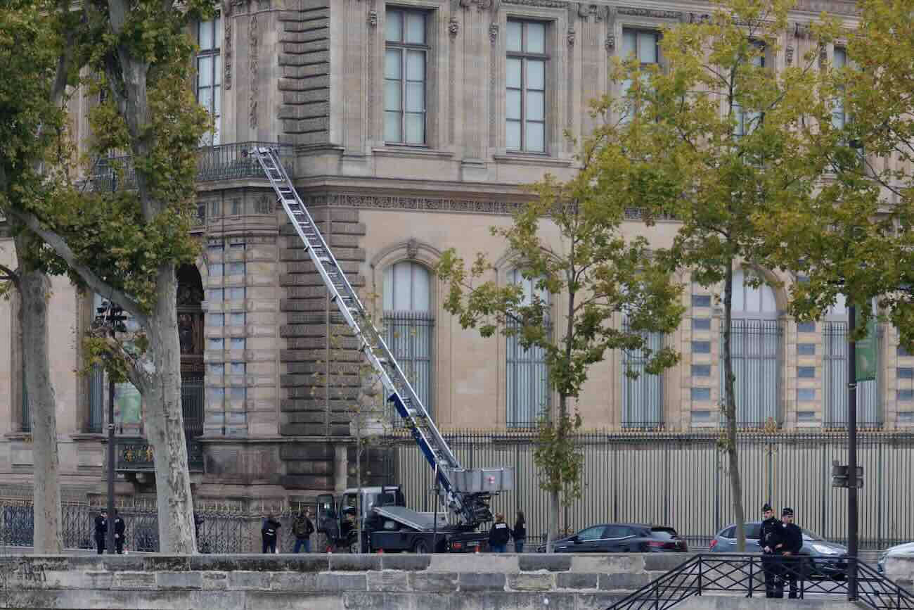 https://static.open.online/wp-content/uploads/2025/10/louvre-furto.jpeg
