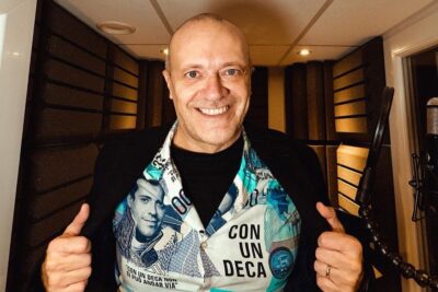 max-pezzali-883-guadagni-ricavi-serie-tv-hanno-ucciso-uomo-ragno-concessionaria