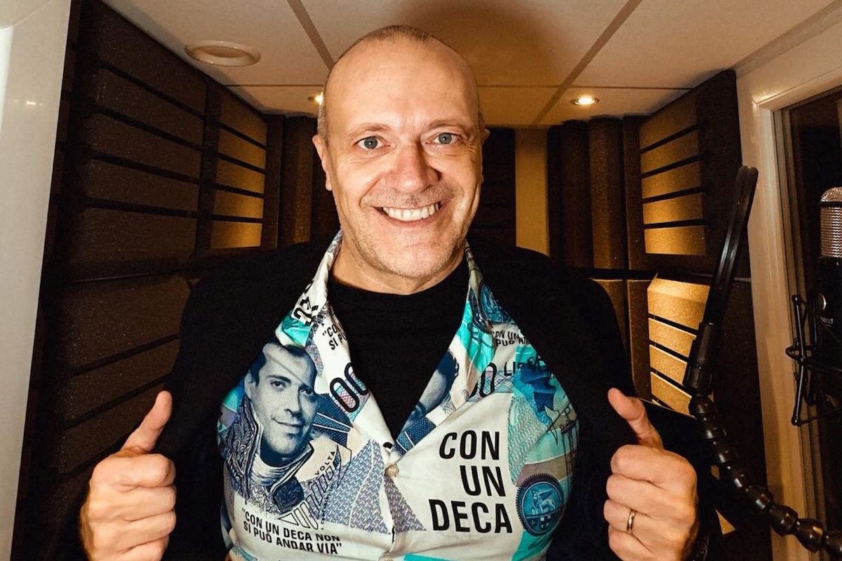 max-pezzali-883-guadagni-ricavi-serie-tv-hanno-ucciso-uomo-ragno-concessionaria