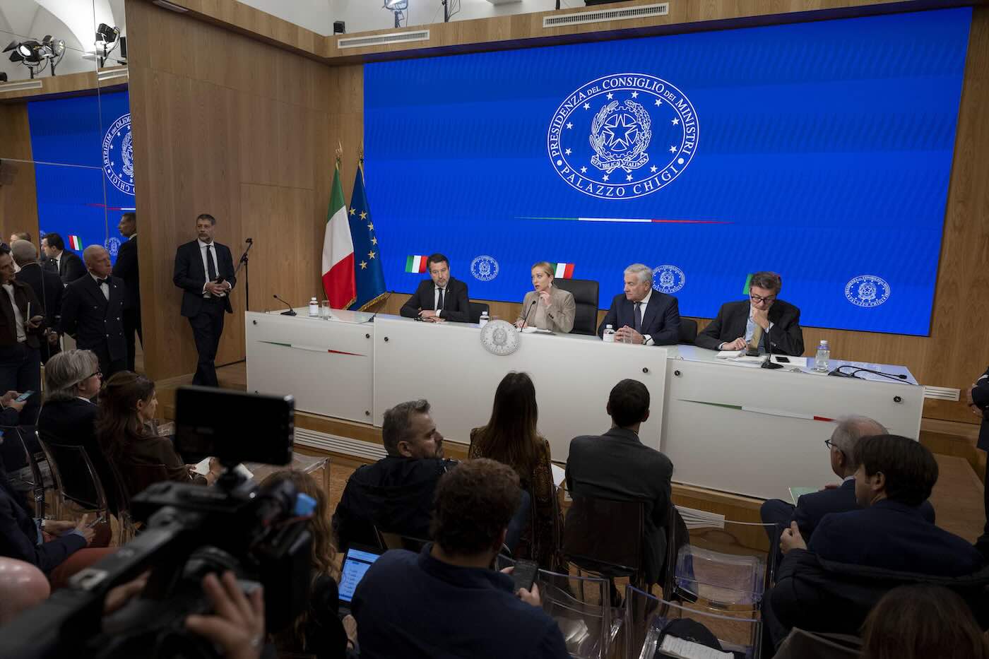 https://static.open.online/wp-content/uploads/2025/10/meloni-conferenza-stampa-manovra.jpeg
