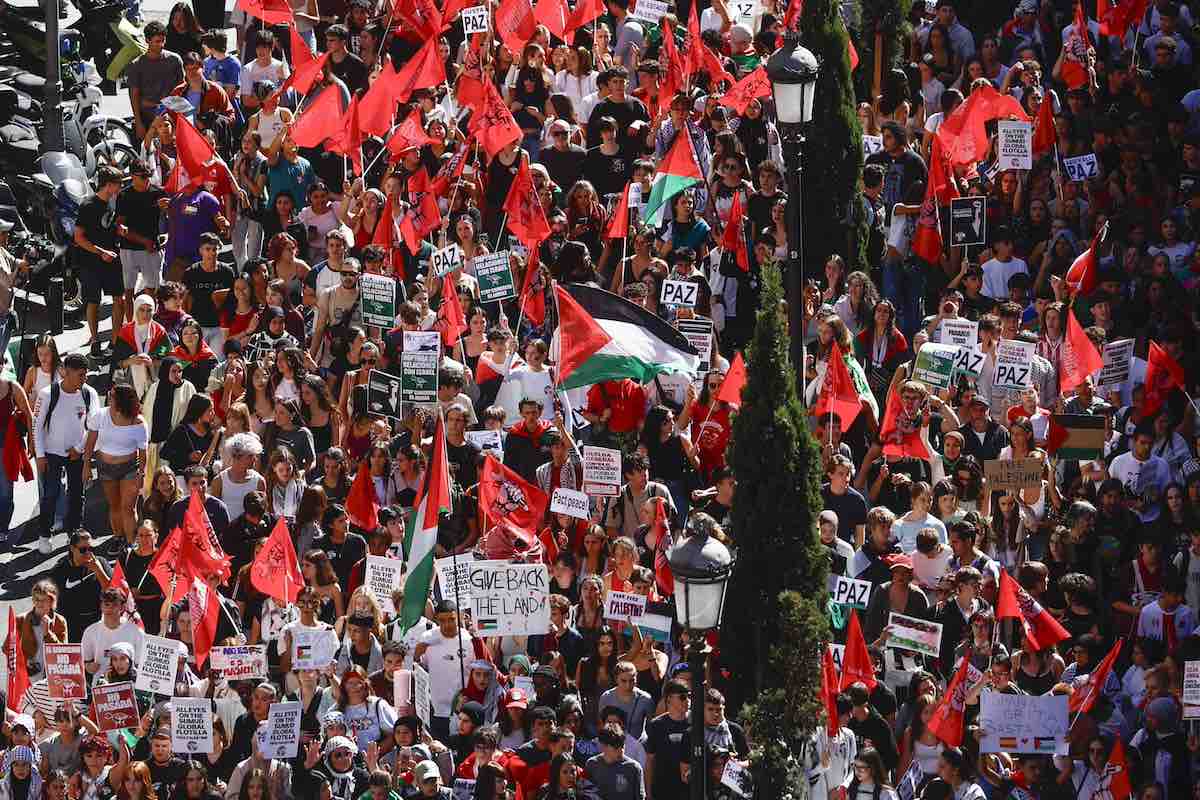 https://static.open.online/wp-content/uploads/2025/10/palestina-manifestazioni-gaza-spagna.jpg