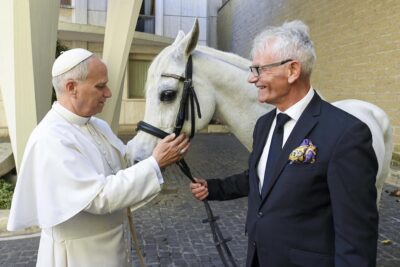 papa leone xiv cavallo