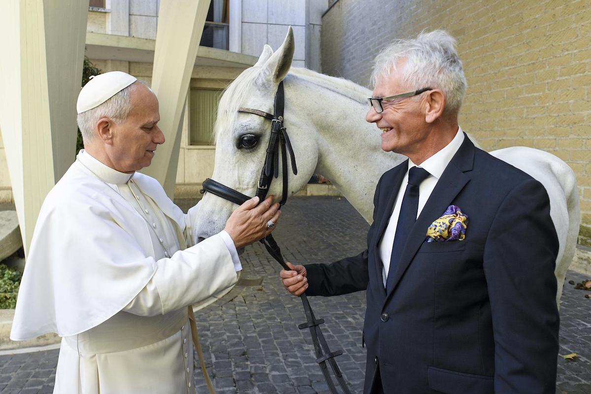 papa leone xiv cavallo