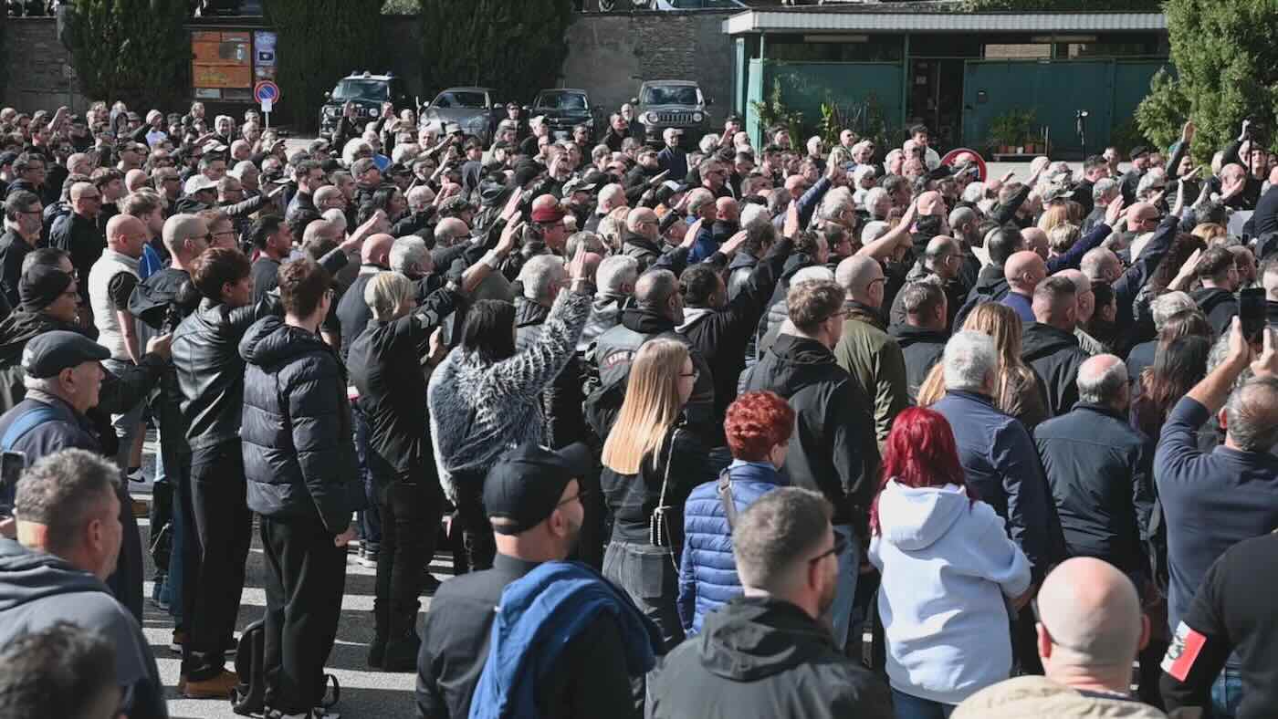 predappio-saluti-romani-pronipote-duce-forza-nuova