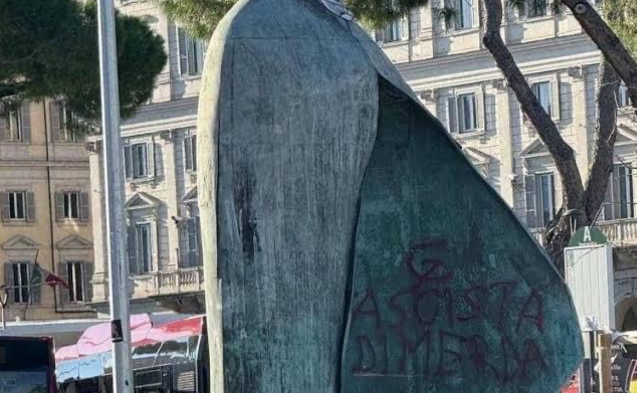 roma imbrattata statua