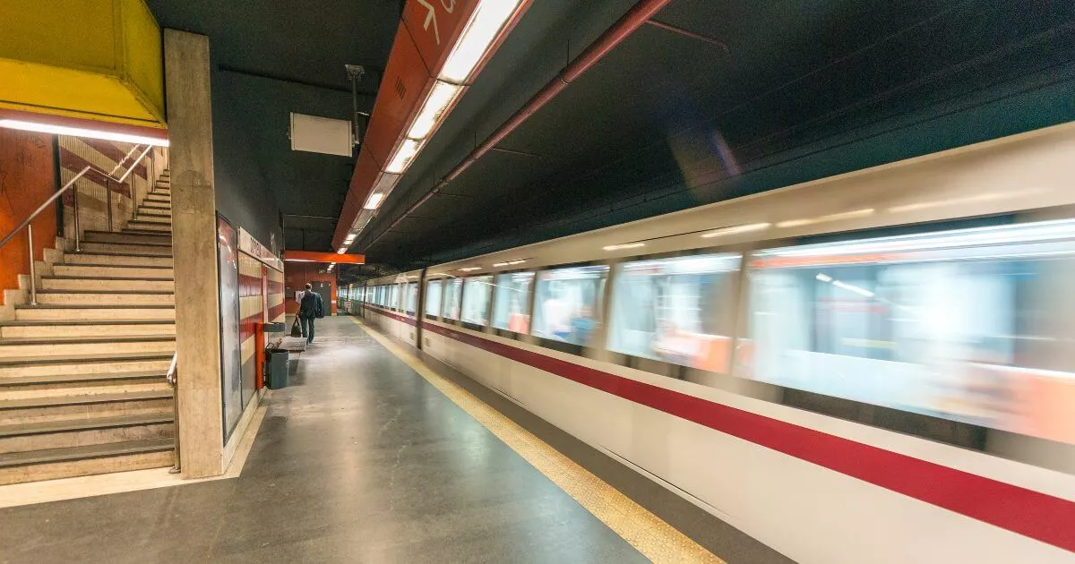 https://static.open.online/wp-content/uploads/2025/10/roma-metro-a-microcamera-spogliatoio.webp