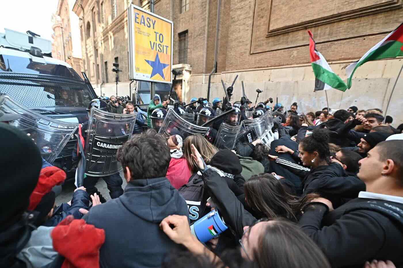 https://static.open.online/wp-content/uploads/2025/10/scontri-corteo-pro-pal-torino-forza-italia.jpeg