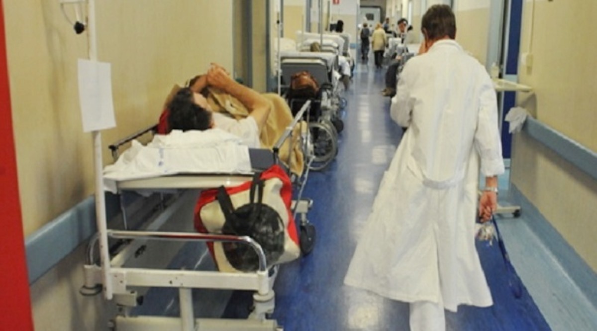 sedata legata pronto soccorso muore napoli