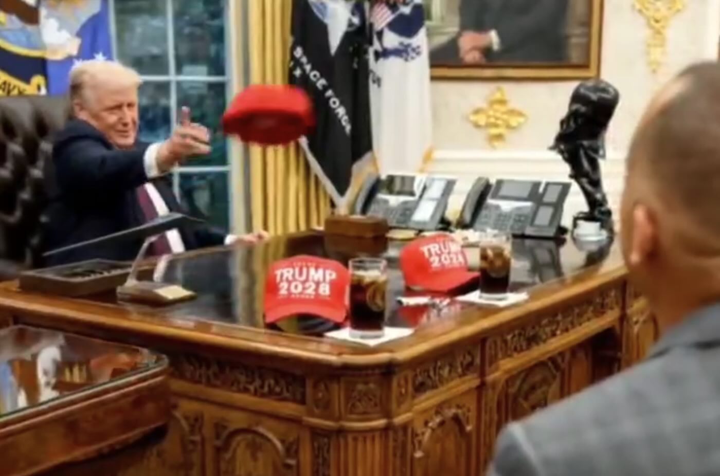 trump lancia cappello maga ia