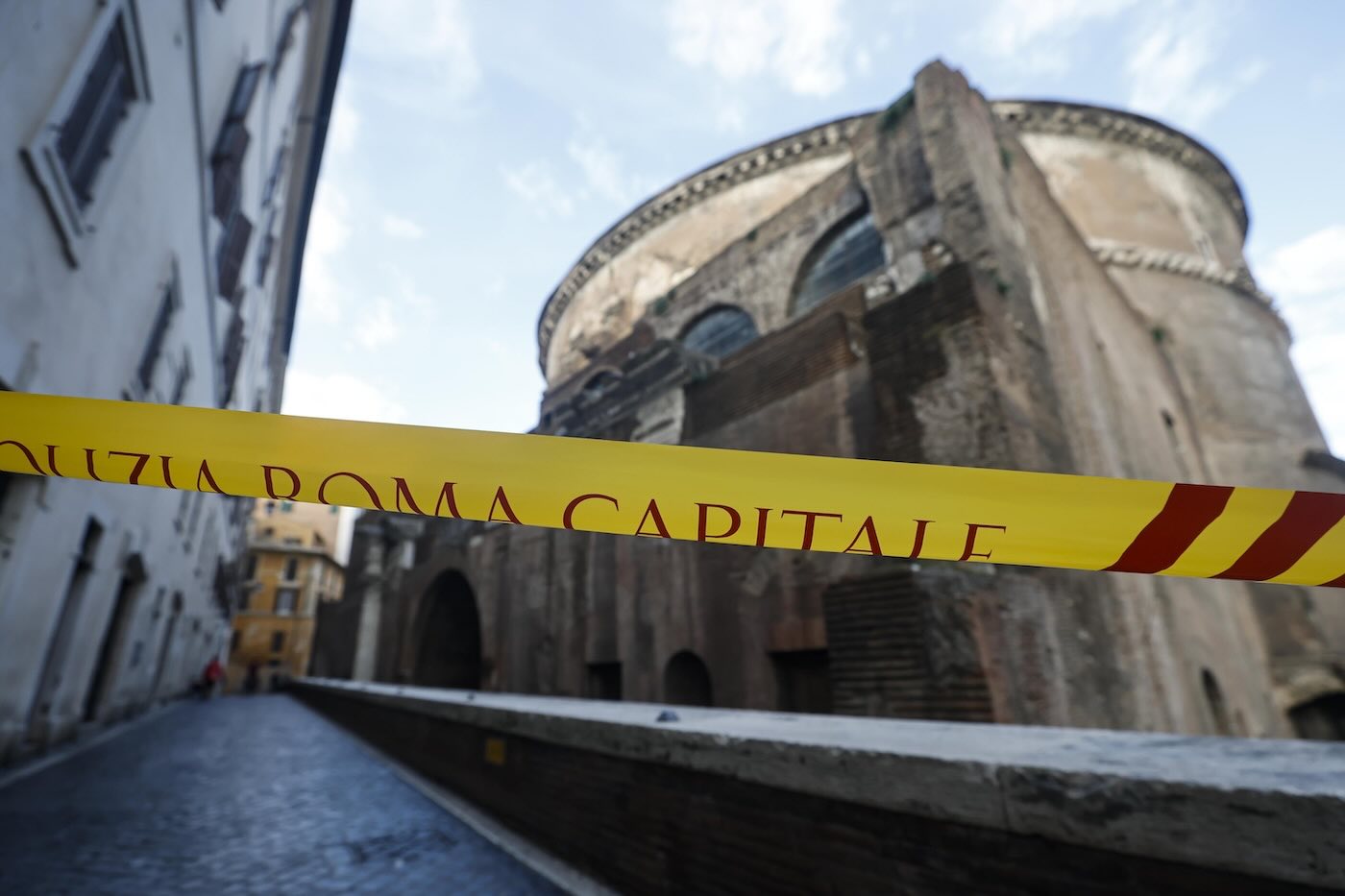 https://static.open.online/wp-content/uploads/2025/10/turista-giapponese-morto-muro-pantheon-roma.jpeg