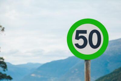 cartello stradale bordo verde velocità consigliata