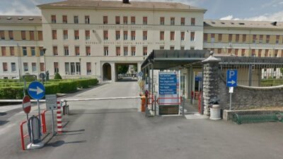 La bimba è morta la mattina di domenica 16 novembre dopo che in pronto soccorso le era stata diagnosticata una febbre con arrossamento della gola