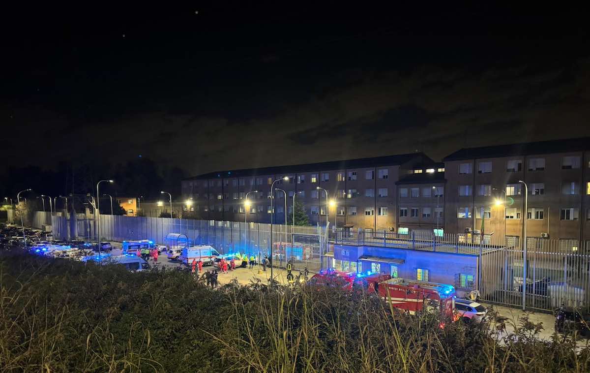 carcere como rivolta agenti feriti