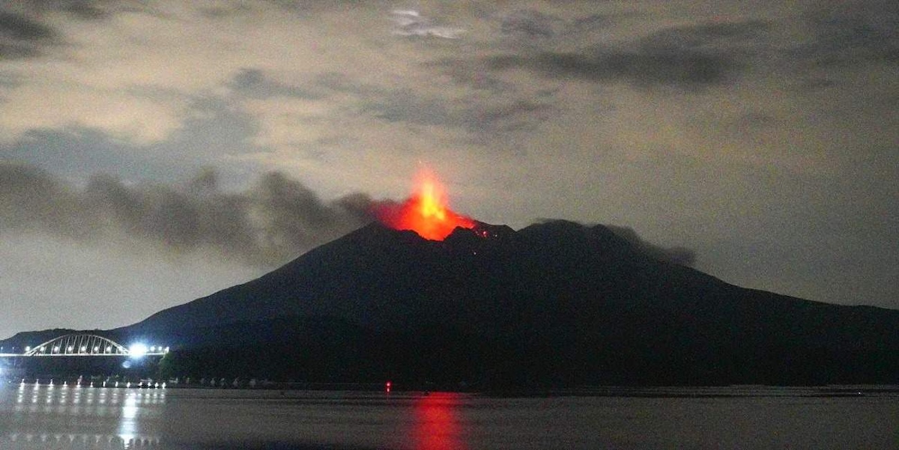 https://static.open.online/wp-content/uploads/2025/11/eruzione-sakurajima.jpg