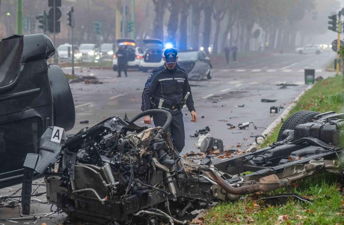 Accusato di essere al volante e di aver mentito nel ricostruire la dinamica, il giovane avrebbe invece detto la verità: sembra arrivato in un secondo momento e aver sfondato con un calcio il finestrino della Mercedes per estrarre i passeggeri. Gli inquirenti si concentrano su altri due feriti
