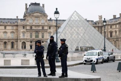 louvre furto parigi arresti