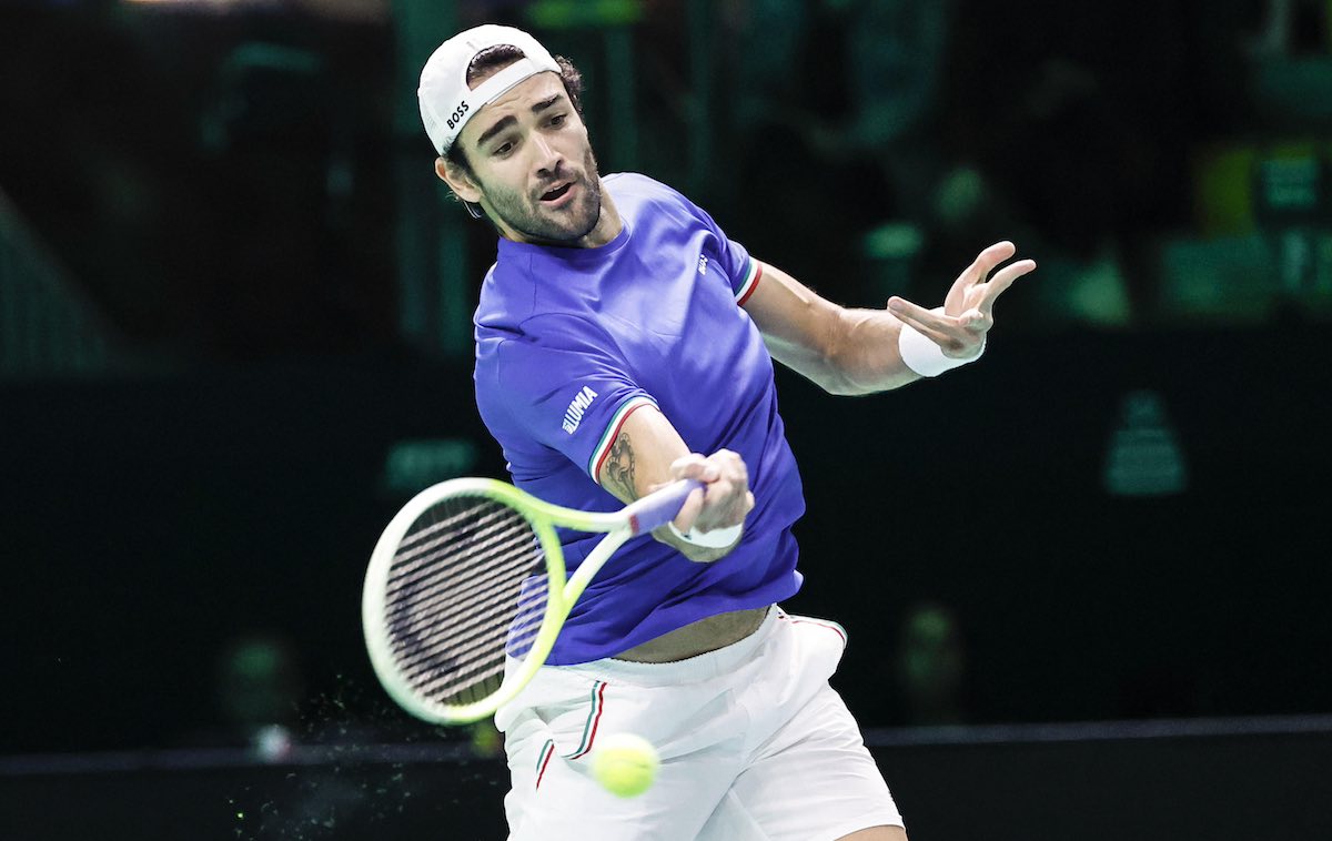 Meglio di così non avrebbe potuto iniziare, Matteo Berrettini stravince e (sta)convince il primo match della semifinale di Coppa Davis contro il Belgio e porta l’Italia sull’1-0. Il numero 56 al mondo si è sbarazzato del numero 74 Raphael Collignon, ammazza-Francia insieme al compagno di squadra Bergs, con un netto 6-3 6-4. Dopo il tennis faticoso mostrato nella sfida contro l’Austria due giorni fa, nella SuperTennis Arena di Bologna l’atleta romano è sembrato tornare quello dei vecchi tempi o quasi. Ora il primo match point per strappare il pass per la terza finalissima consecutiva ce l’ha nella racchetta Flavio Cobolli, che sfida Zizou Bergs. La partita di Matteo Berrettini: il break Break subito al primo set, controllato agevolmente fino al 6-3 finale. Break immediato nel secondo set, XXXX. La versione azzurra di Matteo Berrettini ci restituisce un atleta che per molti era ormai finito, martoriato dagli infortuni che lo hanno tenuto troppo spesso lontano dal campo. Una rinascita improvvisa, figlia anche della scommessa di coach Filippo Volandri, in cui il tennista ha dimostrato di aver perso il pelo ma non il vizio: servizi che si trasformano in ace o prime vincenti, palle corte, lob, dritti fulminanti. Una dimostrazione di forza a tutto tondo, che fa ben sperare in vista della possibile finale.