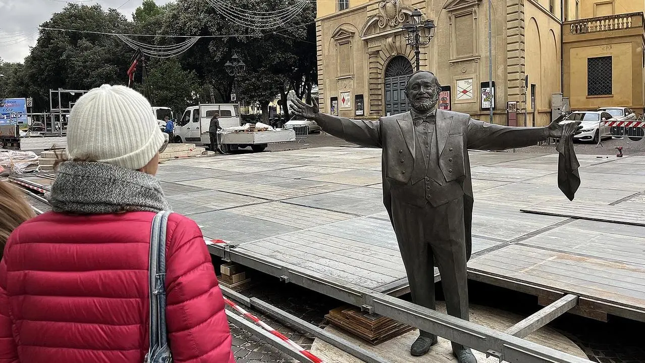 pavarotti statua pista ghiaccio