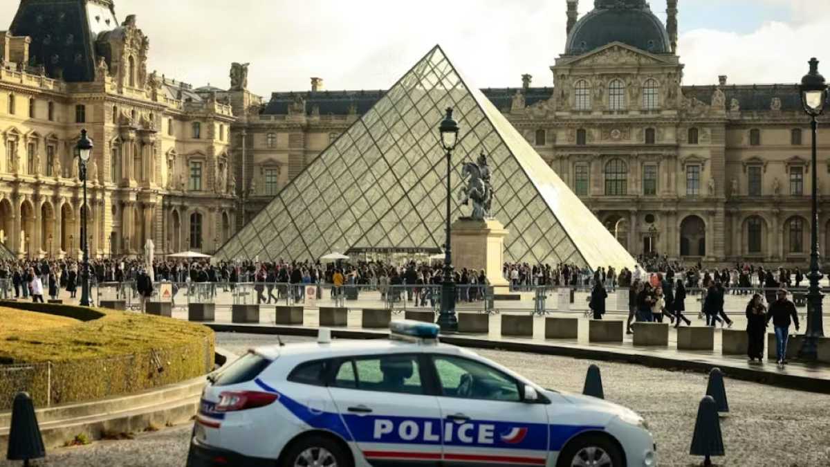 polizia parigi francia louvre