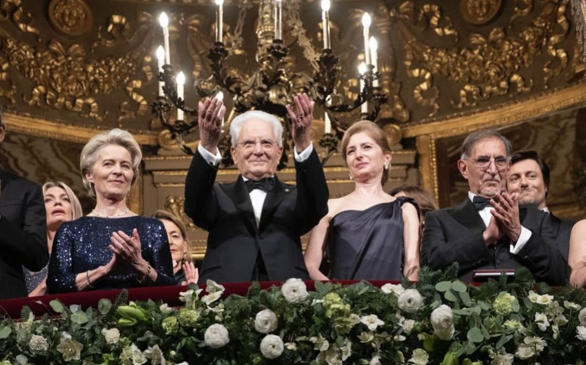 scala-artista-russo-applaudito-ambasciata