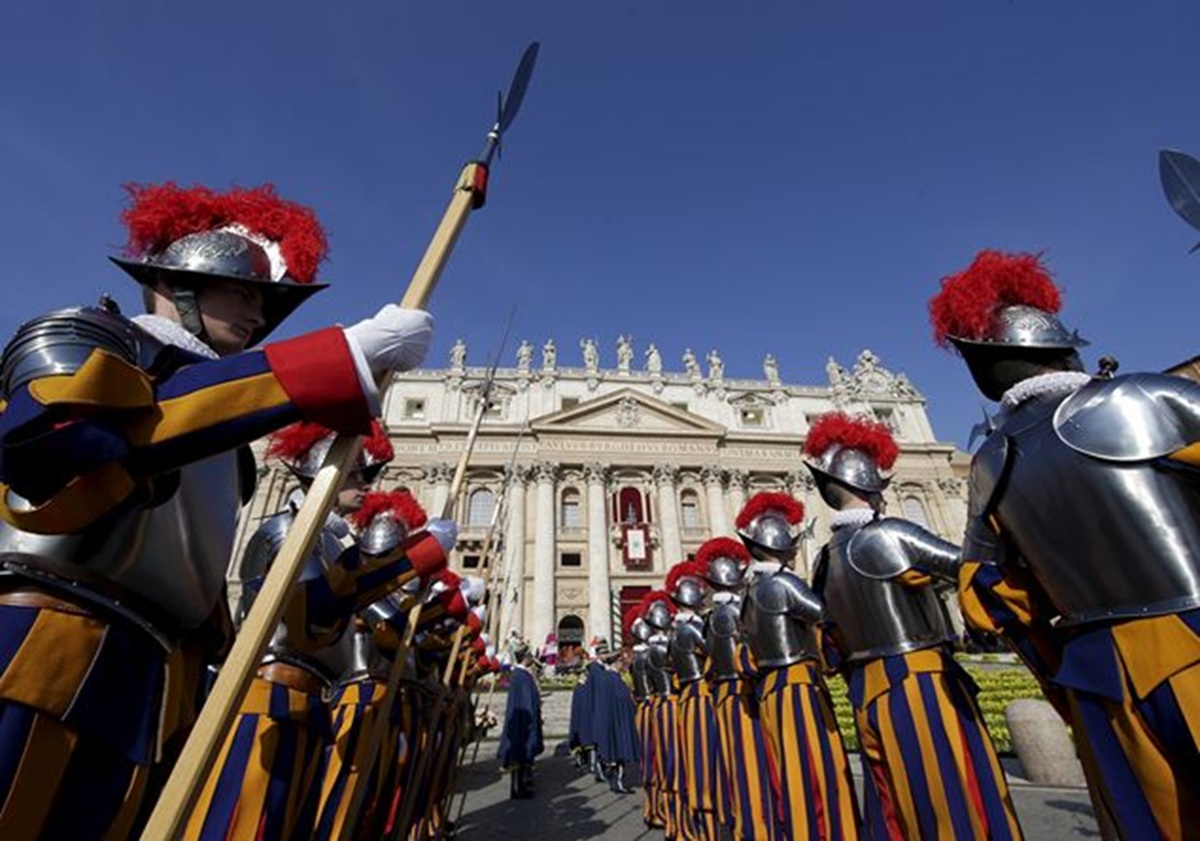 sputo guardia svizzera vaticano ebrei
