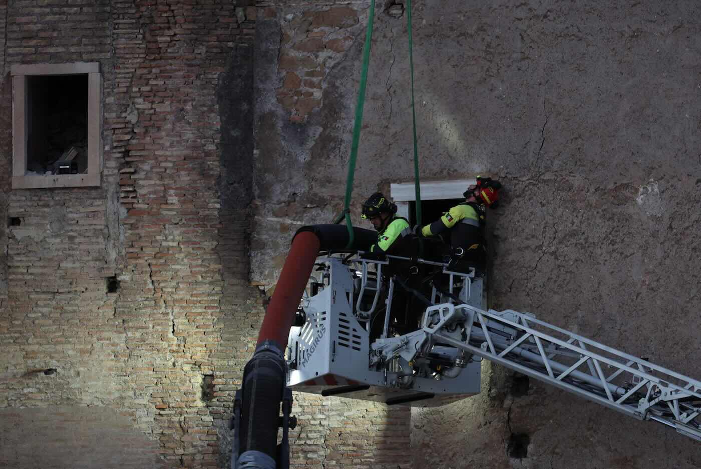 torre-conti-roma-operaio-intrappolato