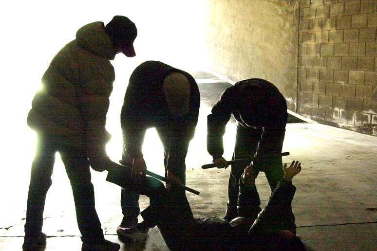 5enne picchiato rapinato milano