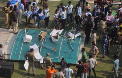 Invasione di campo allo stadio di Calcutta con Leo Messi