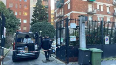 donna morta milano semi nuda segni collo