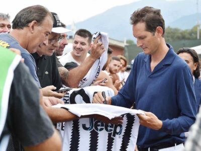 John Elkann firma una maglia della Juventus