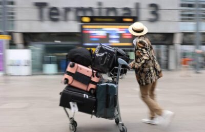 giovane senza biglietto heathrow volo