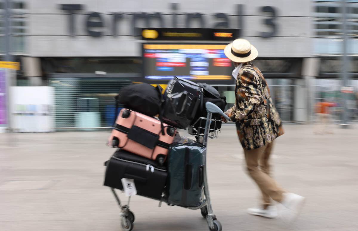 giovane senza biglietto heathrow volo