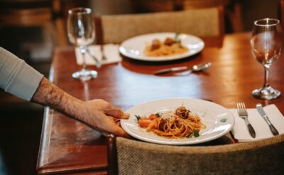 mangia ristorante scappa senza pagare arrestata denunce