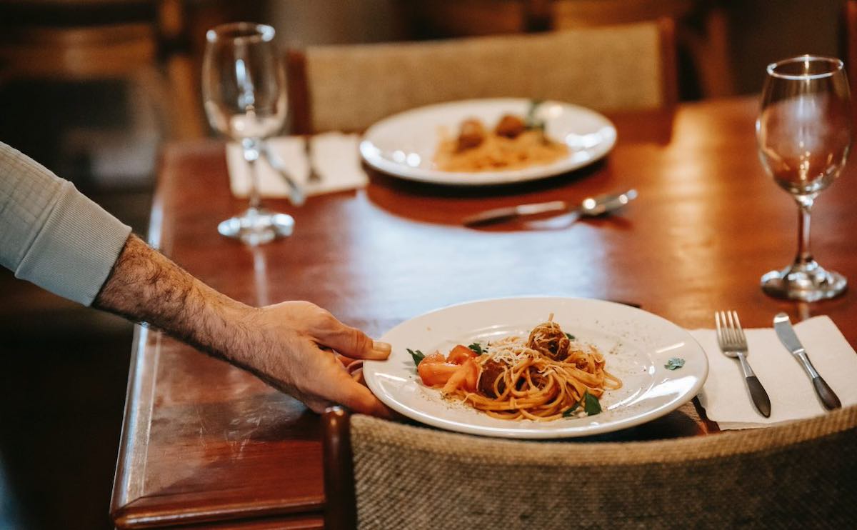 mangia ristorante scappa senza pagare arrestata denunce