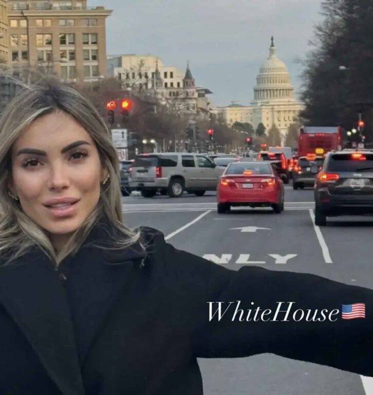 Noemi Bocchi fa un selfie davanti a Capitol Hill, ma pensa sia la Casa Bianca