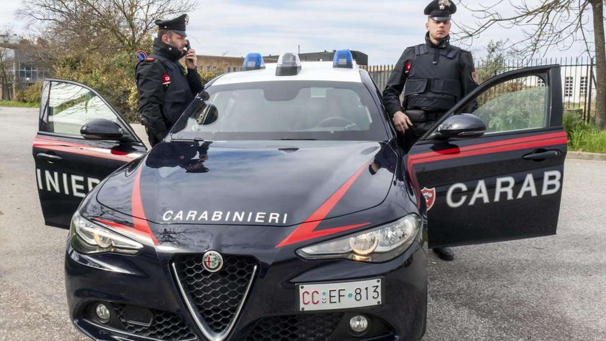 picchia stupra moglie amante arrestato