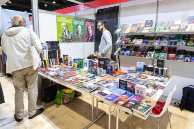 piu libri piu liberi protesta stand coperti
